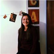 Studentessa al secondo anno di università impartisce ripetizioni a studenti di tutte le età